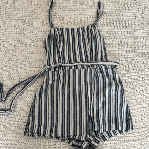 B. darlin size 5/6 fits like small blue/white/grey stripes, romper, tank, zips - Picture 1 of 1